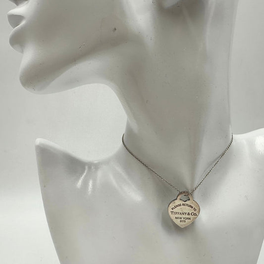 Collana Tiffany&Co. della collezione Return To Tiffany in argento 925 con ciondolo cuore. Completa di sacchetto antipolvere e scatola, di lusso, originale, ottime condizioni. 