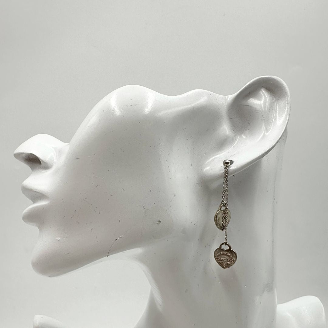 Orecchini Tiffany&Co. della collezione Return To Tiffany con pendenti a forma di cuore in argento 925. Completi di sacchetto, di lusso, originale, ottime condizioni, usata.