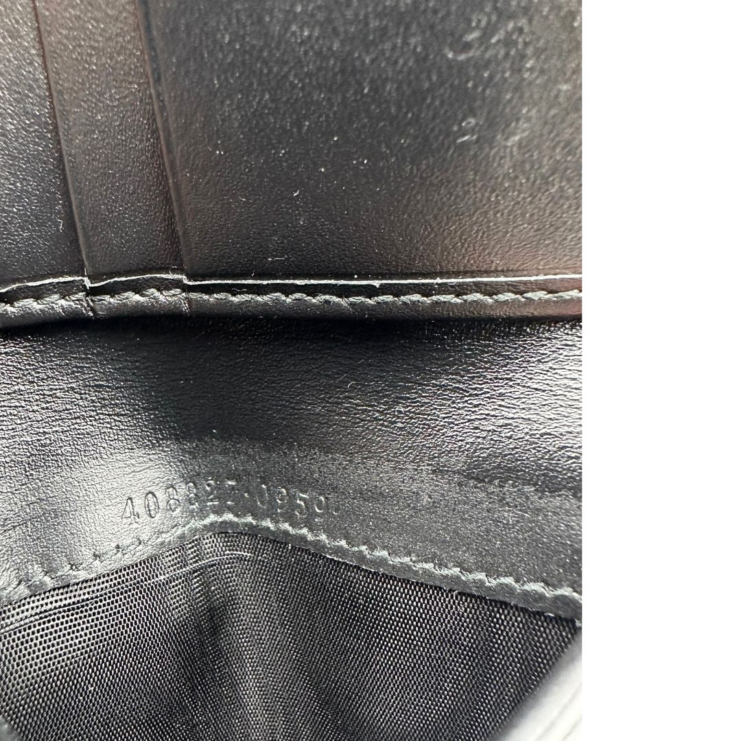 Codice di un Portafoglio Gucci pelle nera GG impreziosito da striscia Web verde e rossa. Completo di scatola e dustbag. Originale, usata, di lusso, in ottime condizioni.