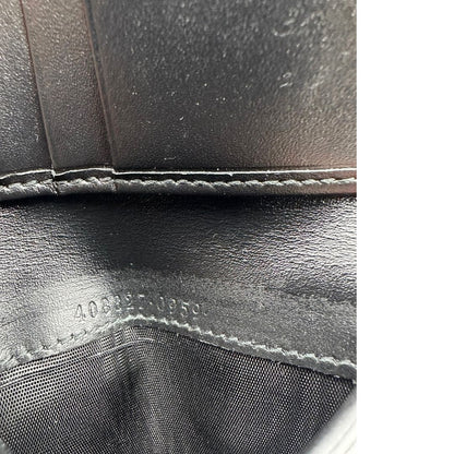 Codice di un Portafoglio Gucci pelle nera GG impreziosito da striscia Web verde e rossa. Completo di scatola e dustbag. Originale, usata, di lusso, in ottime condizioni.