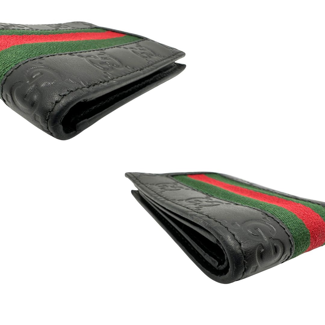 Angoli di un Portafoglio Gucci pelle nera GG impreziosito da striscia Web verde e rossa. Completo di scatola e dustbag. Originale, usata, di lusso, in ottime condizioni.