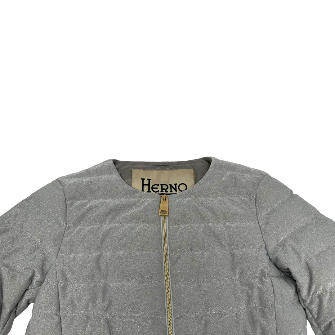 Piumino Herno in 79% poliestere e 21% poliammide argento effetto laminato, munito di due cinture in pelle e catena dorata, di lusso, originale, ottime condizioni, usato