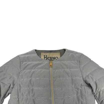Piumino Herno in 79% poliestere e 21% poliammide argento effetto laminato, munito di due cinture in pelle e catena dorata, di lusso, originale, ottime condizioni, usato