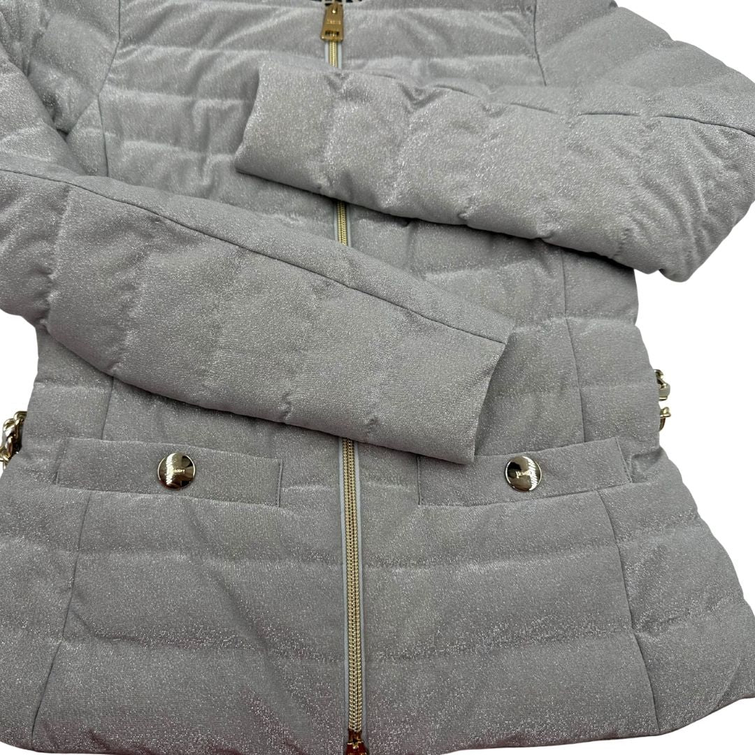 Piumino Herno in 79% poliestere e 21% poliammide argento effetto laminato, munito di due cinture in pelle e catena dorata, di lusso, originale, ottime condizioni, usato