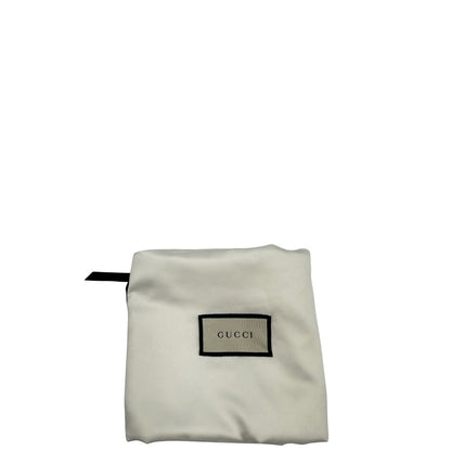 dustbag Borsa Gucci in pelle nera con maxi logo tono su tono e dettaglio in rosa; munita di doppi manici e una tracolla regolabile. Completa di dustbag, di lusso, originale, ottime condizioni. 