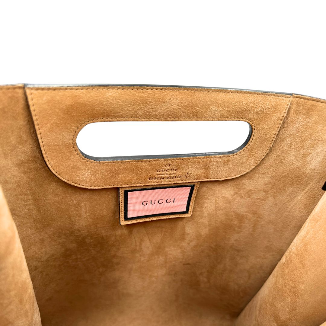 interno della Borsa Gucci in pelle nera con maxi logo tono su tono e dettaglio in rosa; munita di doppi manici e una tracolla regolabile. Completa di dustbag, di lusso, originale, ottime condizioni. 