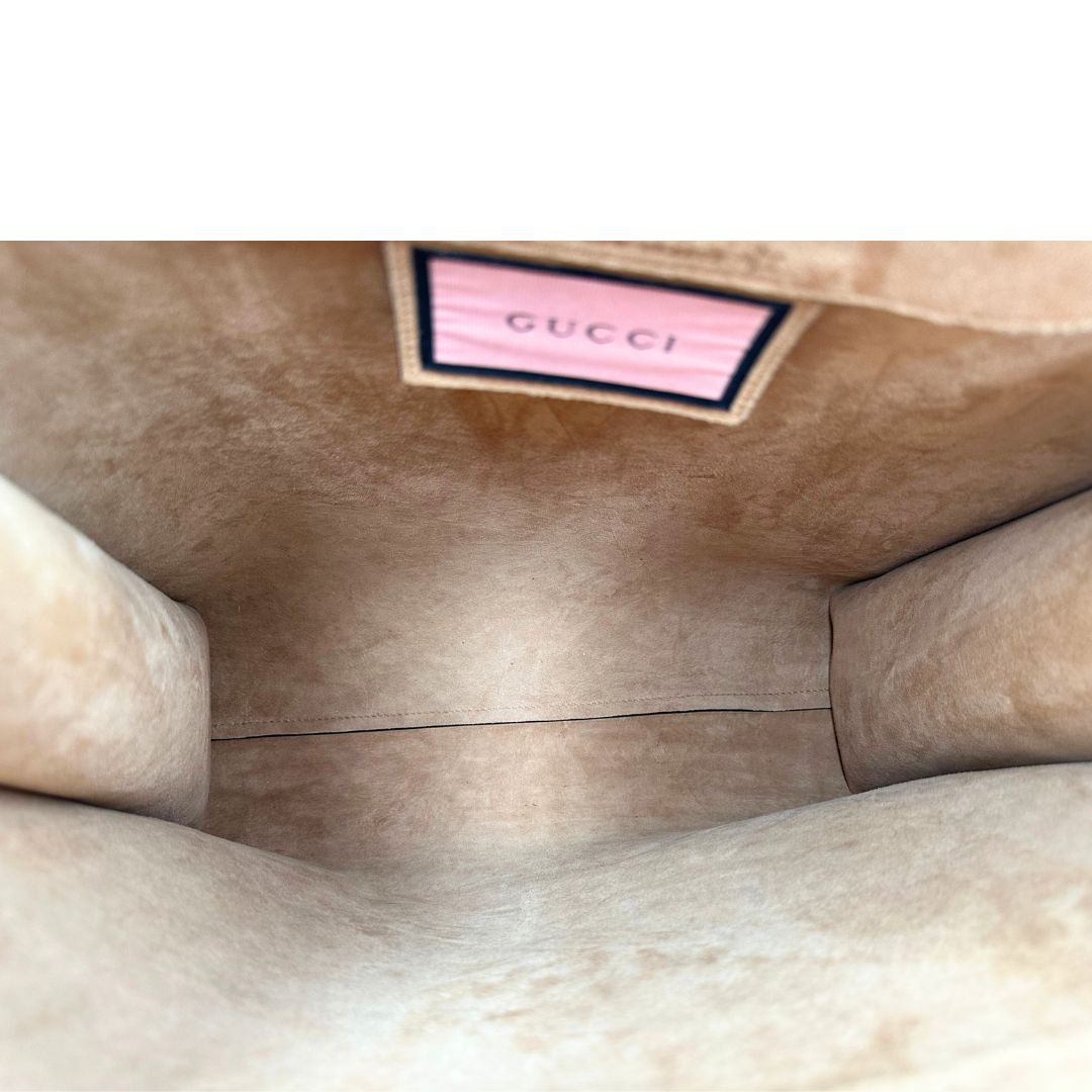 interno della Borsa Gucci in pelle nera con maxi logo tono su tono e dettaglio in rosa; munita di doppi manici e una tracolla regolabile. Completa di dustbag, di lusso, originale, ottime condizioni. 