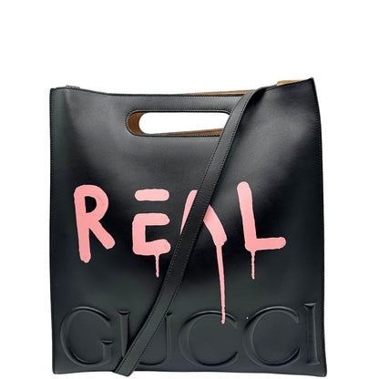 front Borsa Gucci in pelle nera con maxi logo tono su tono e dettaglio in rosa; munita di doppi manici e una tracolla regolabile. Completa di dustbag, di lusso, originale, ottime condizioni. 