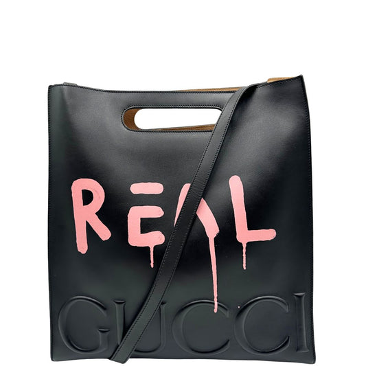 front Borsa Gucci in pelle nera con maxi logo tono su tono e dettaglio in rosa; munita di doppi manici e una tracolla regolabile. Completa di dustbag, di lusso, originale, ottime condizioni. 