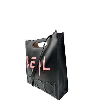 lato Borsa Gucci in pelle nera con maxi logo tono su tono e dettaglio in rosa; munita di doppi manici e una tracolla regolabile. Completa di dustbag, di lusso, originale, ottime condizioni. 