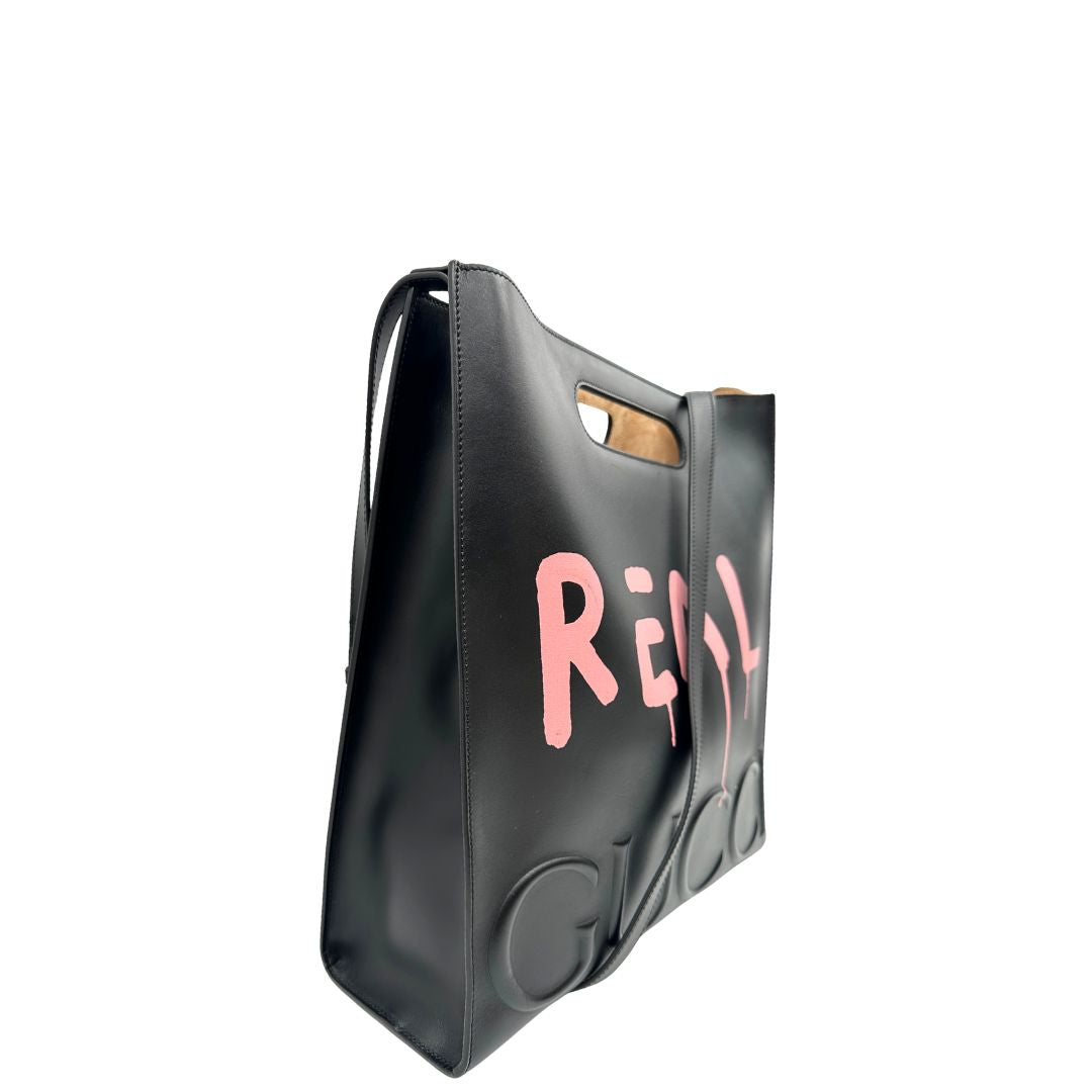 lato Borsa Gucci in pelle nera con maxi logo tono su tono e dettaglio in rosa; munita di doppi manici e una tracolla regolabile. Completa di dustbag, di lusso, originale, ottime condizioni. 