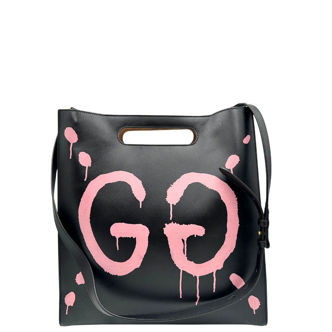 front Borsa Gucci in pelle nera con maxi logo tono su tono e dettaglio in rosa; munita di doppi manici e una tracolla regolabile. Completa di dustbag, di lusso, originale, ottime condizioni. 
