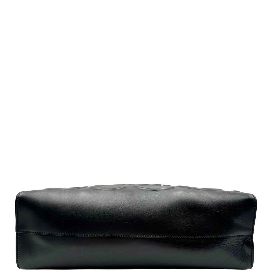 base Borsa Gucci in pelle nera con maxi logo tono su tono e dettaglio in rosa; munita di doppi manici e una tracolla regolabile. Completa di dustbag, di lusso, originale, ottime condizioni. 