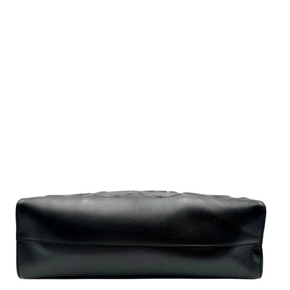 base Borsa Gucci in pelle nera con maxi logo tono su tono e dettaglio in rosa; munita di doppi manici e una tracolla regolabile. Completa di dustbag, di lusso, originale, ottime condizioni. 