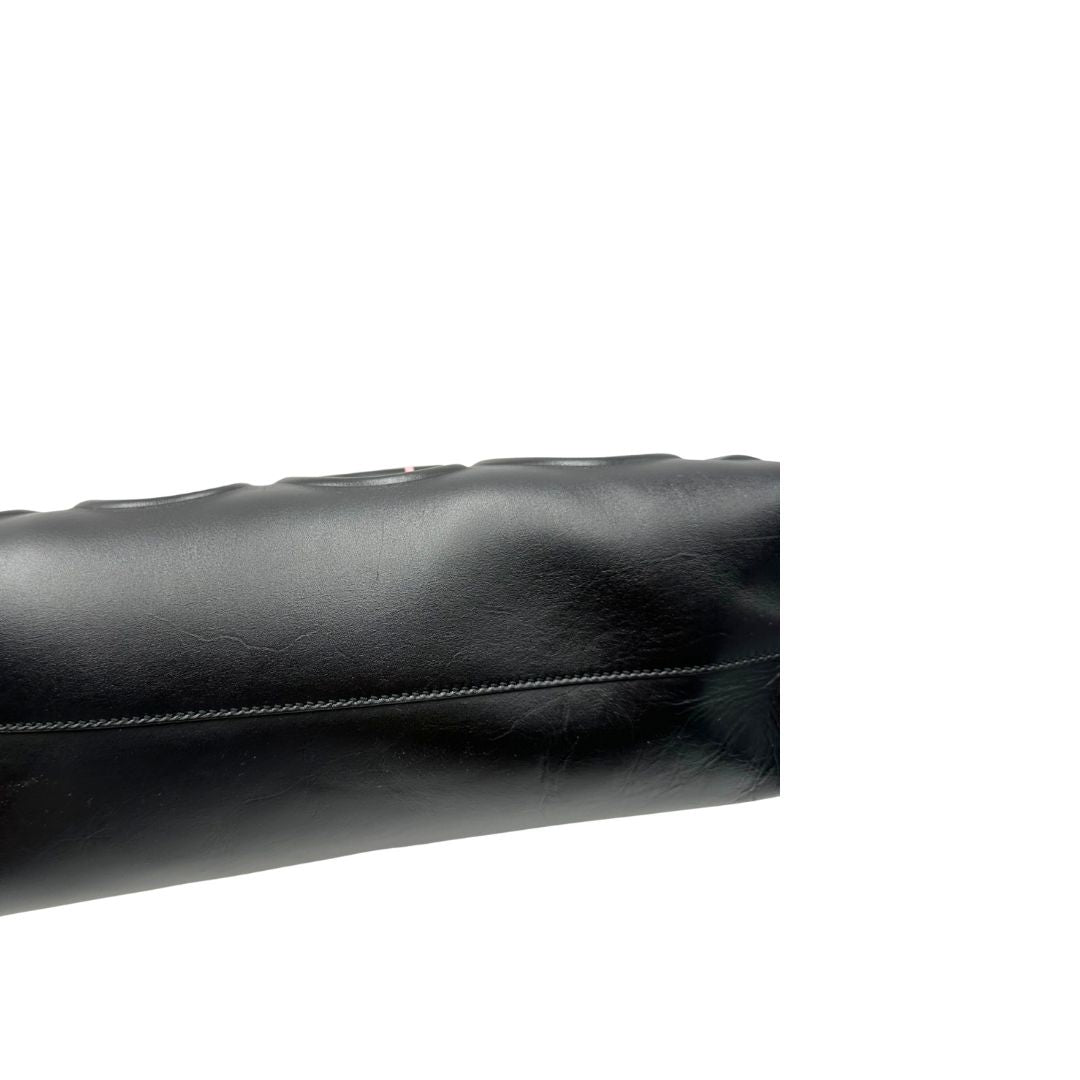 base Borsa Gucci in pelle nera con maxi logo tono su tono e dettaglio in rosa; munita di doppi manici e una tracolla regolabile. Completa di dustbag, di lusso, originale, ottime condizioni. 