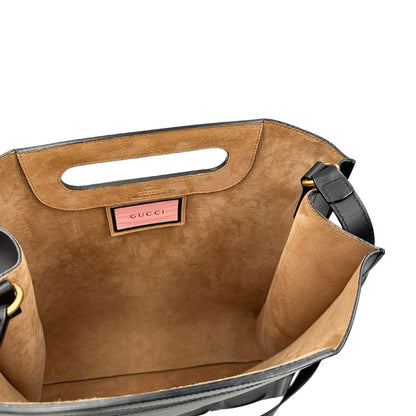interno della Borsa Gucci in pelle nera con maxi logo tono su tono e dettaglio in rosa; munita di doppi manici e una tracolla regolabile. Completa di dustbag, di lusso, originale, ottime condizioni. 