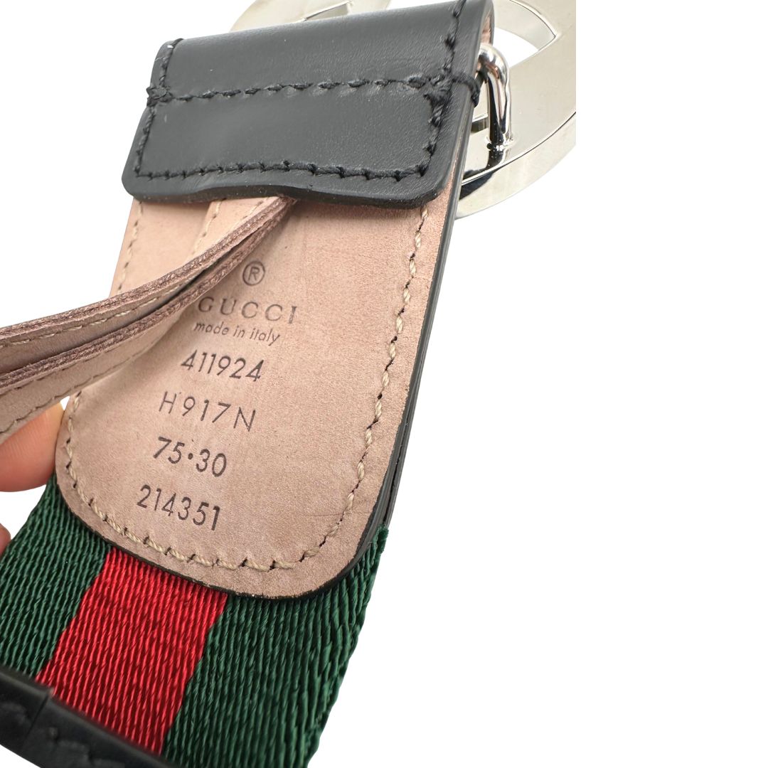 Cintura Gucci in tessuto Web verde e rosso con dettagli in pelle nera e fibbia doppie G incrociate in metallo argentato. Originale, usata, di lusso, in condizioni eccellenti.