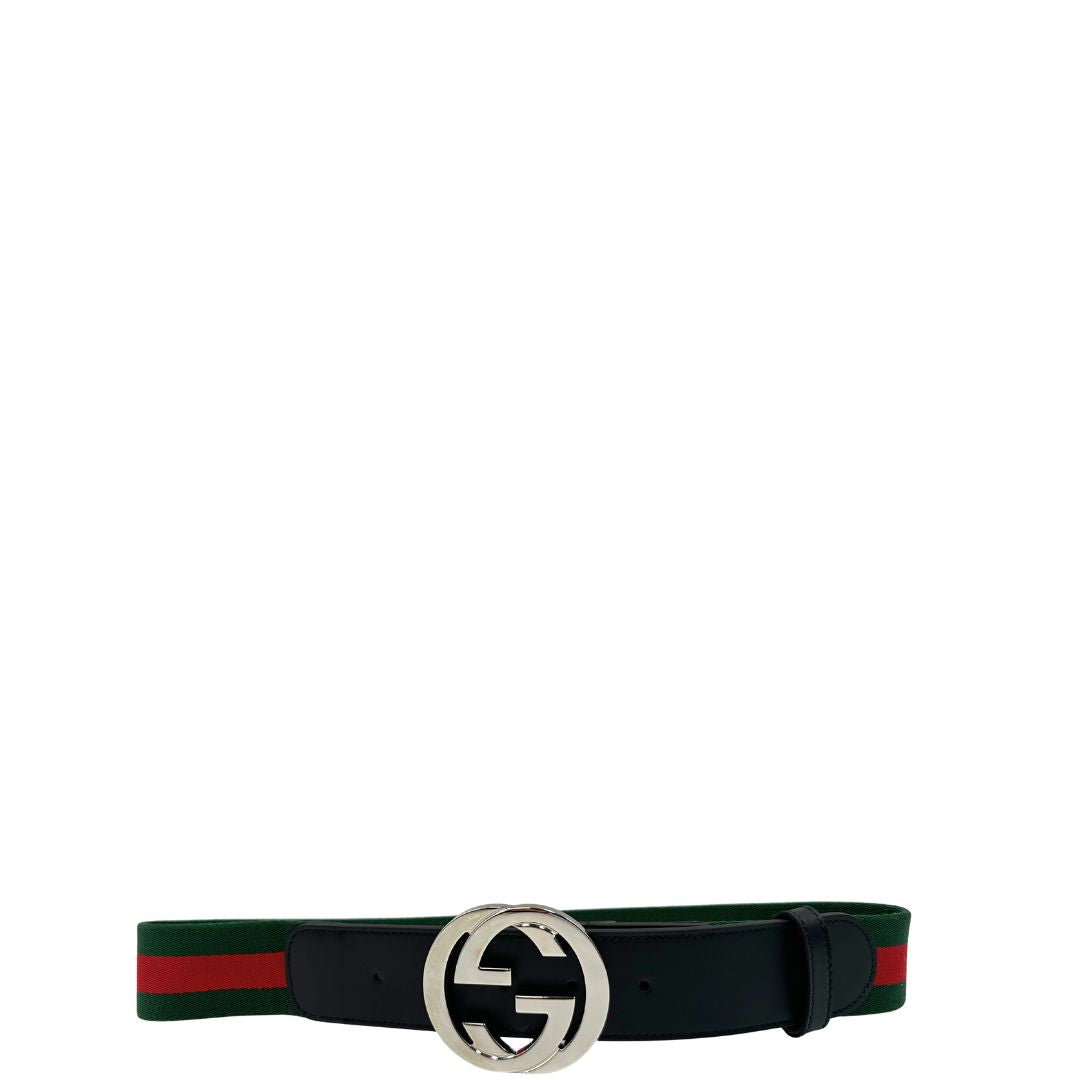 Cintura Gucci in tessuto Web verde e rosso con dettagli in pelle nera e fibbia doppie G incrociate in metallo argentato. Originale, usata, di lusso, in condizioni eccellenti.