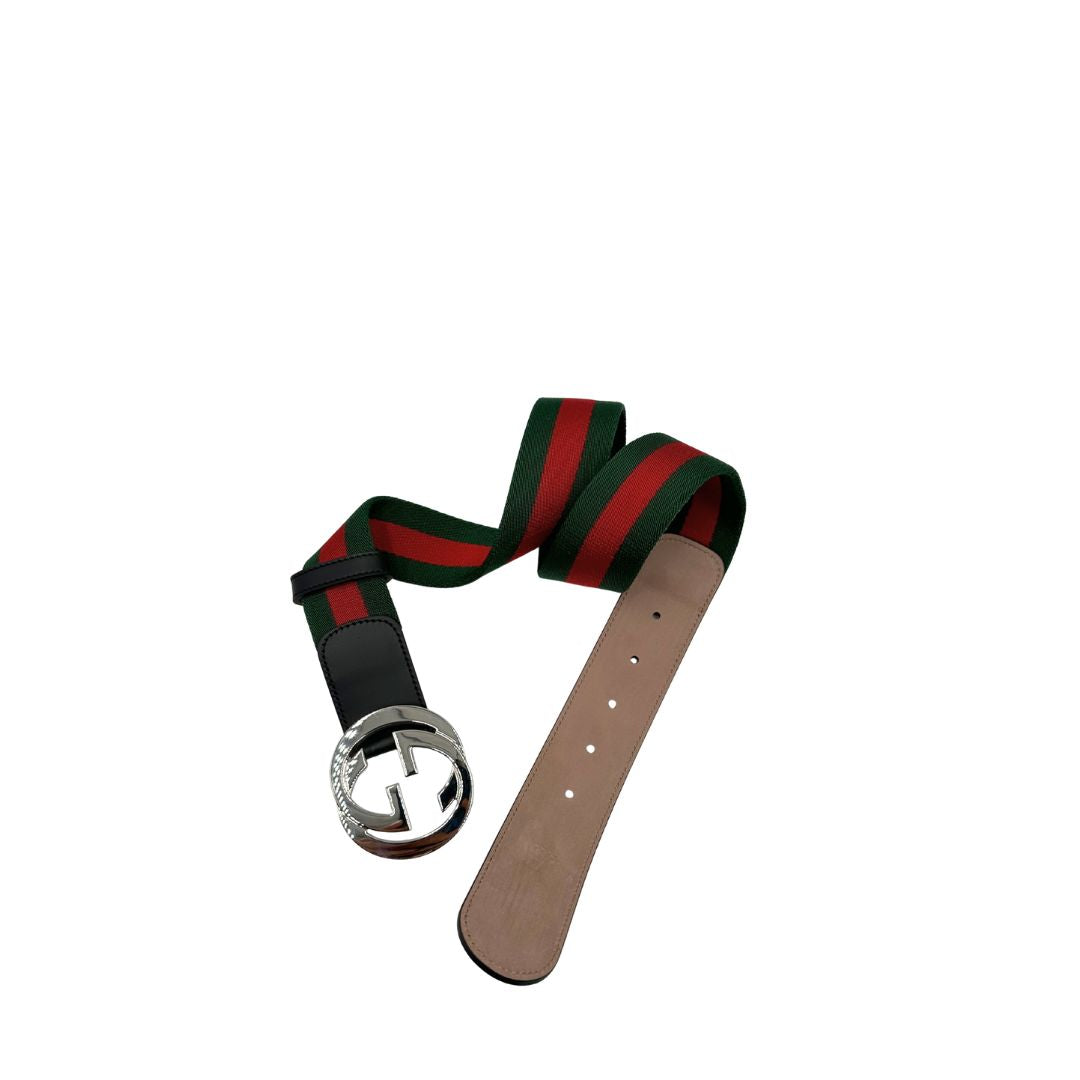 Cintura Gucci in tessuto Web verde e rosso con dettagli in pelle nera e fibbia doppie G incrociate in metallo argentato. Originale, usata, di lusso, in condizioni eccellenti.