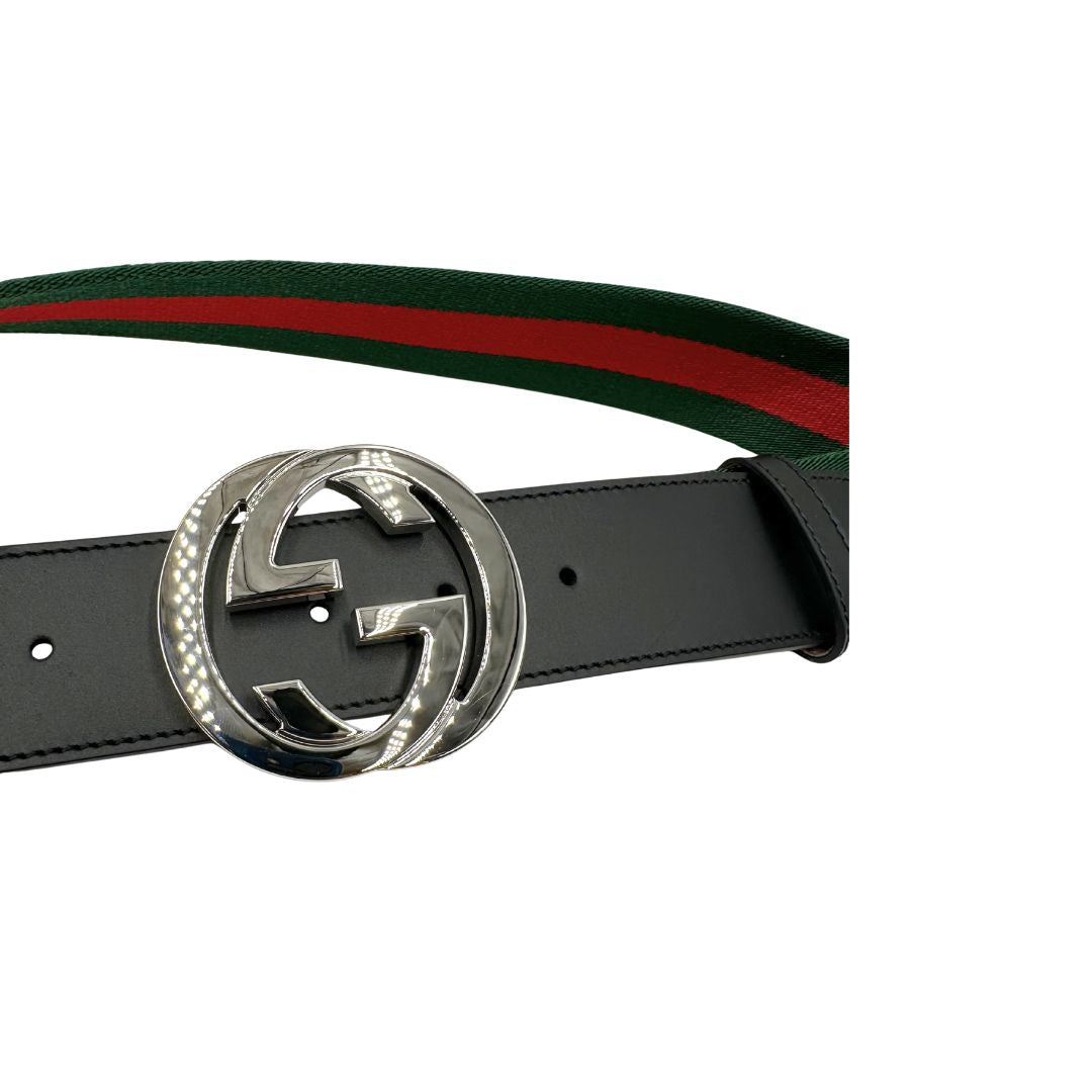 Cintura Gucci in tessuto Web verde e rosso con dettagli in pelle nera e fibbia doppie G incrociate in metallo argentato. Originale, usata, di lusso, in condizioni eccellenti.