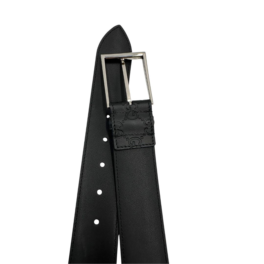 Cintura Gucci in pelle nera GG con parti metalliche argentate.