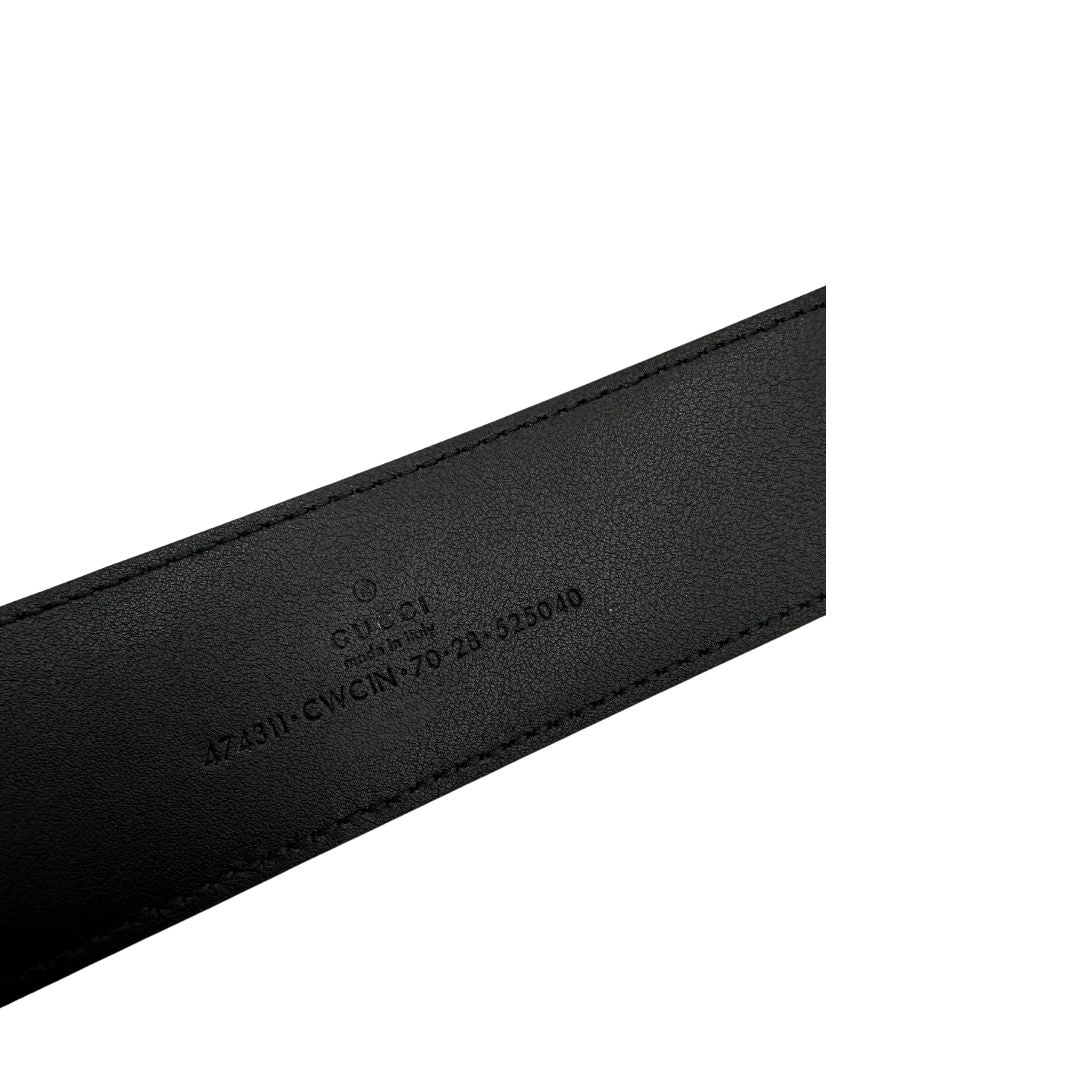 Cintura Gucci in pelle nera GG con parti metalliche argentate.