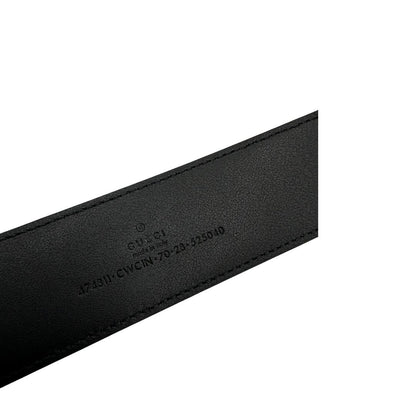 Cintura Gucci in pelle nera GG con parti metalliche argentate.