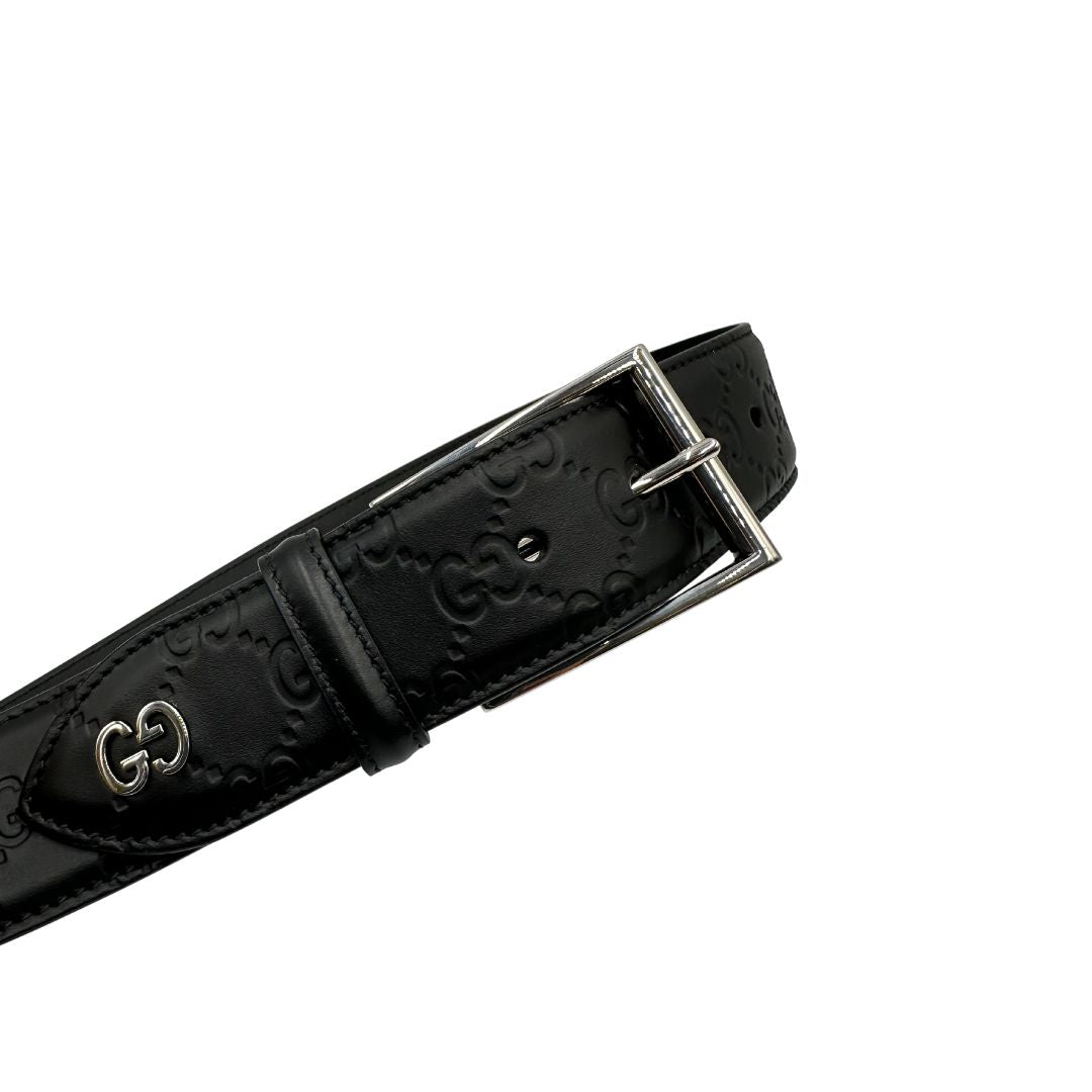 Cintura Gucci in pelle nera GG con parti metalliche argentate.