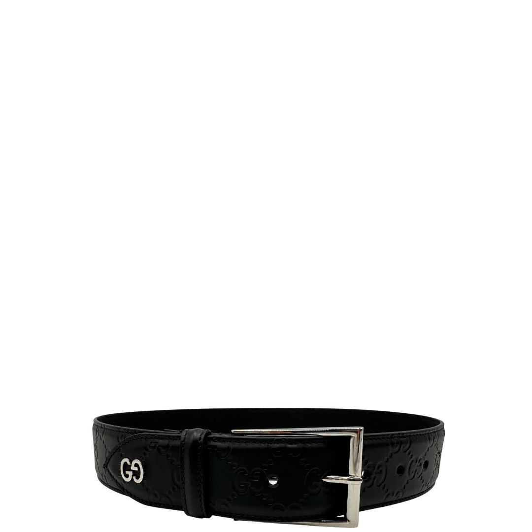 Cintura Gucci in pelle nera GG con parti metalliche argentate.