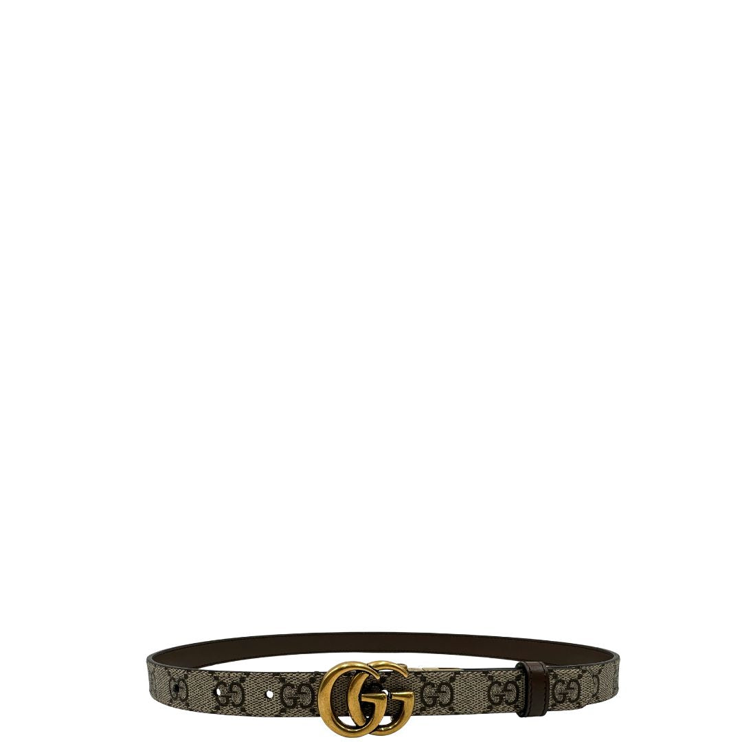 Cintura Gucci reversibile in canvas beige GG e marrone con parti metalliche dorate, di lusso, ottime condizioni, usata.