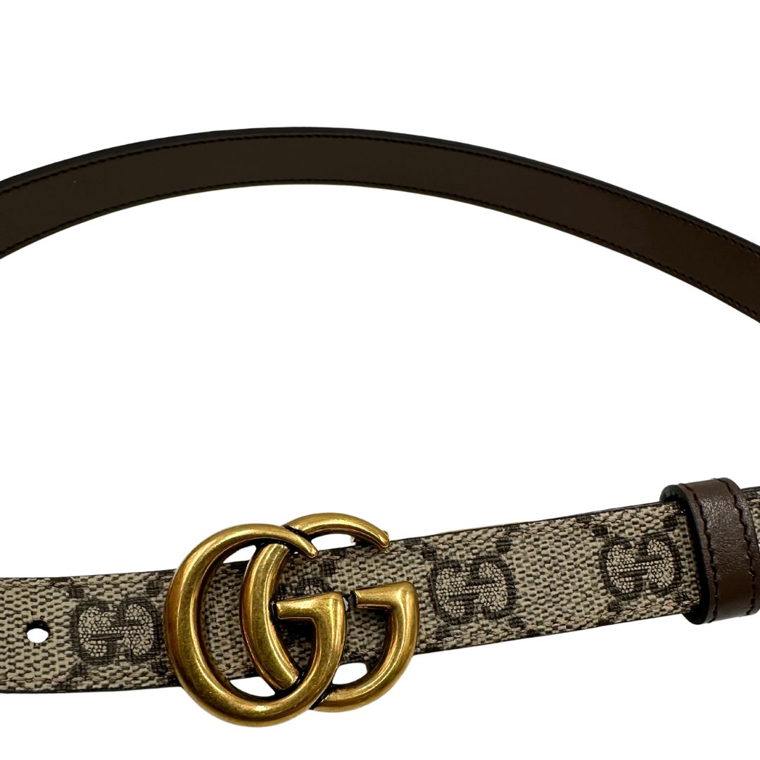 Cintura Gucci reversibile in canvas beige GG e marrone con parti metalliche dorate, di lusso, ottime condizioni, usata.