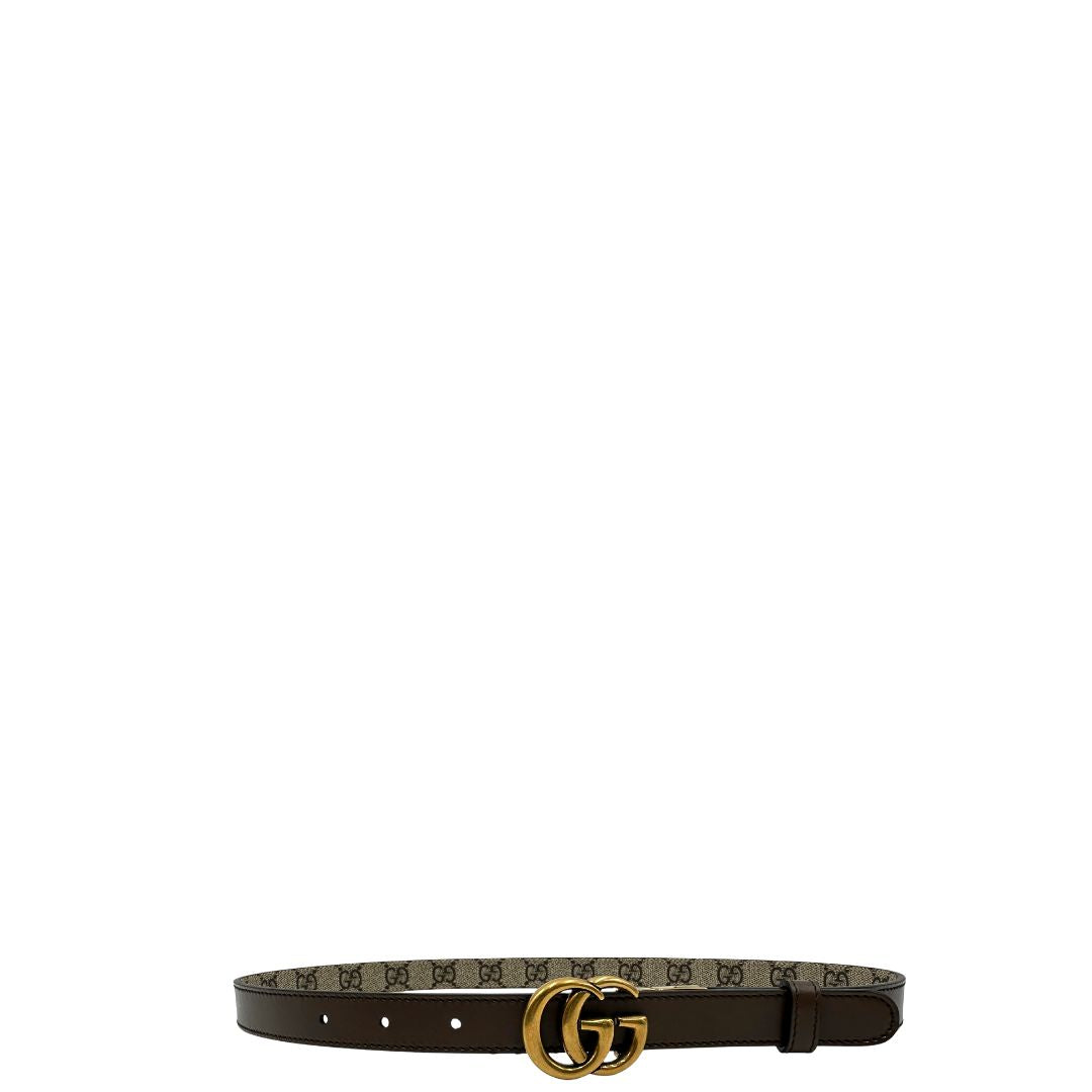 Cintura Gucci reversibile in canvas beige GG e marrone con parti metalliche dorate, di lusso, ottime condizioni, usata.