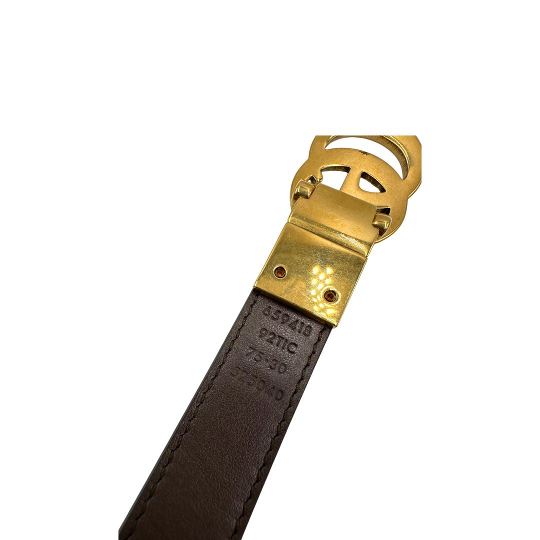  Cintura Gucci reversibile in canvas beige GG e marrone con parti metalliche dorate, di lusso, ottime condizioni, usata.