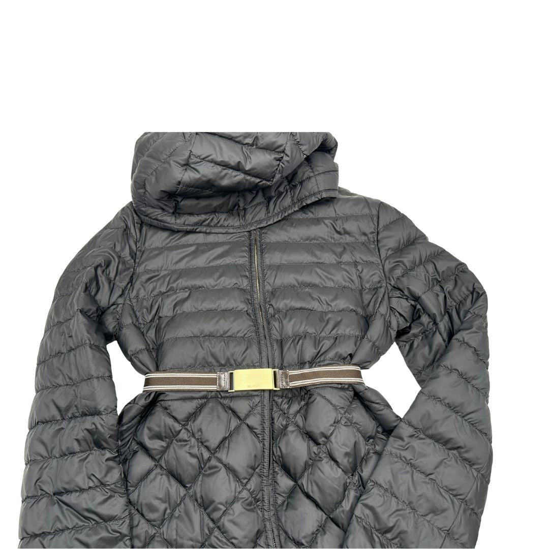 Piumino Max Mara trapuntato nero in 100% poliammide, munito di doppie cinture elastiche, di lusso, originale, usato.