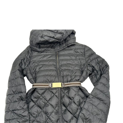 Piumino Max Mara trapuntato nero in 100% poliammide, munito di doppie cinture elastiche, di lusso, originale, usato.