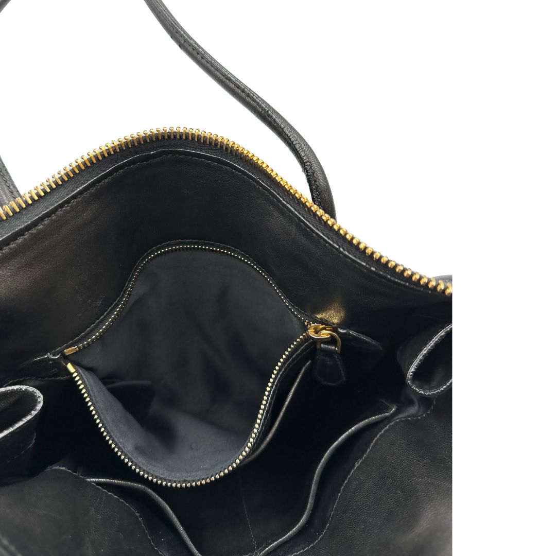 Interno di una Borsa Miu Miu realizzata in pelle goffrata nera con parti metalliche dorate; munita di due manici stondati, indossabile a spalla. Originale,, usata, di lusso, in ottime condizioni.