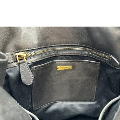 Interno di una Borsa Miu Miu realizzata in pelle goffrata nera con parti metalliche dorate; munita di due manici stondati, indossabile a spalla. Originale,, usata, di lusso, in ottime condizioni.