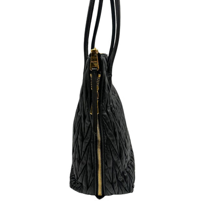 Borsa Miu Miu realizzata in pelle goffrata nera con parti metalliche dorate; munita di due manici stondati, indossabile a spalla. Originale,, usata, di lusso, in ottime condizioni.