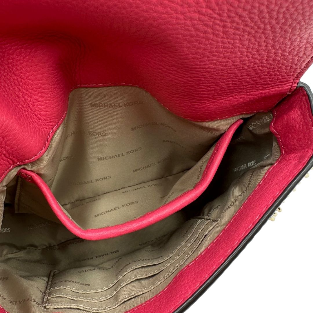 interno Borsa MK in pelle fucsia con parti metalliche dorate; munita di una tracolla in catena e pelle regolabile e mini logo sul front. Completa di dustbag, di lusso, eccellenti condizioni, usata. 