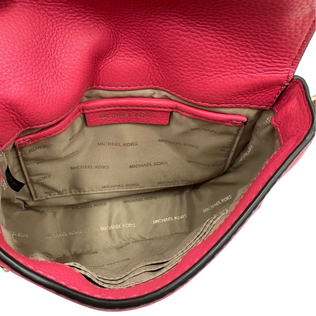 interno Borsa MK in pelle fucsia con parti metalliche dorate; munita di una tracolla in catena e pelle regolabile e mini logo sul front. Completa di dustbag, di lusso, eccellenti condizioni, usata. 