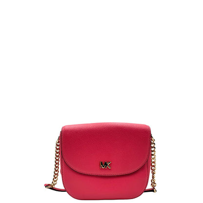 front Borsa MK in pelle fucsia con parti metalliche dorate; munita di una tracolla in catena e pelle regolabile e mini logo sul front. Completa di dustbag, di lusso, eccellenti condizioni, usata. 