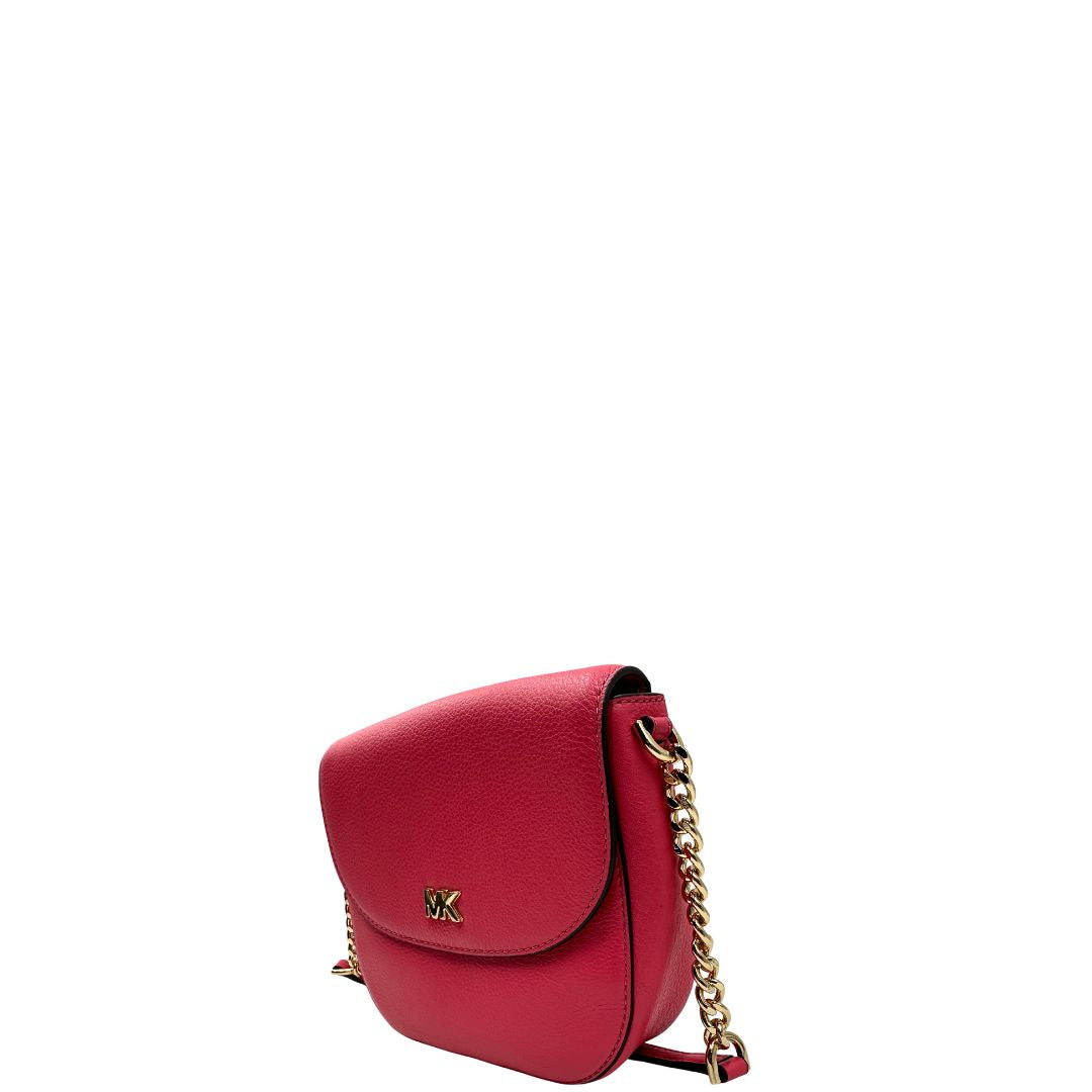 lato Borsa MK in pelle fucsia con parti metalliche dorate; munita di una tracolla in catena e pelle regolabile e mini logo sul front. Completa di dustbag, di lusso, eccellenti condizioni, usata. 