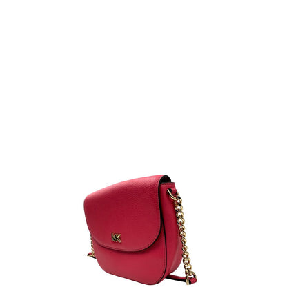 lato Borsa MK in pelle fucsia con parti metalliche dorate; munita di una tracolla in catena e pelle regolabile e mini logo sul front. Completa di dustbag, di lusso, eccellenti condizioni, usata. 