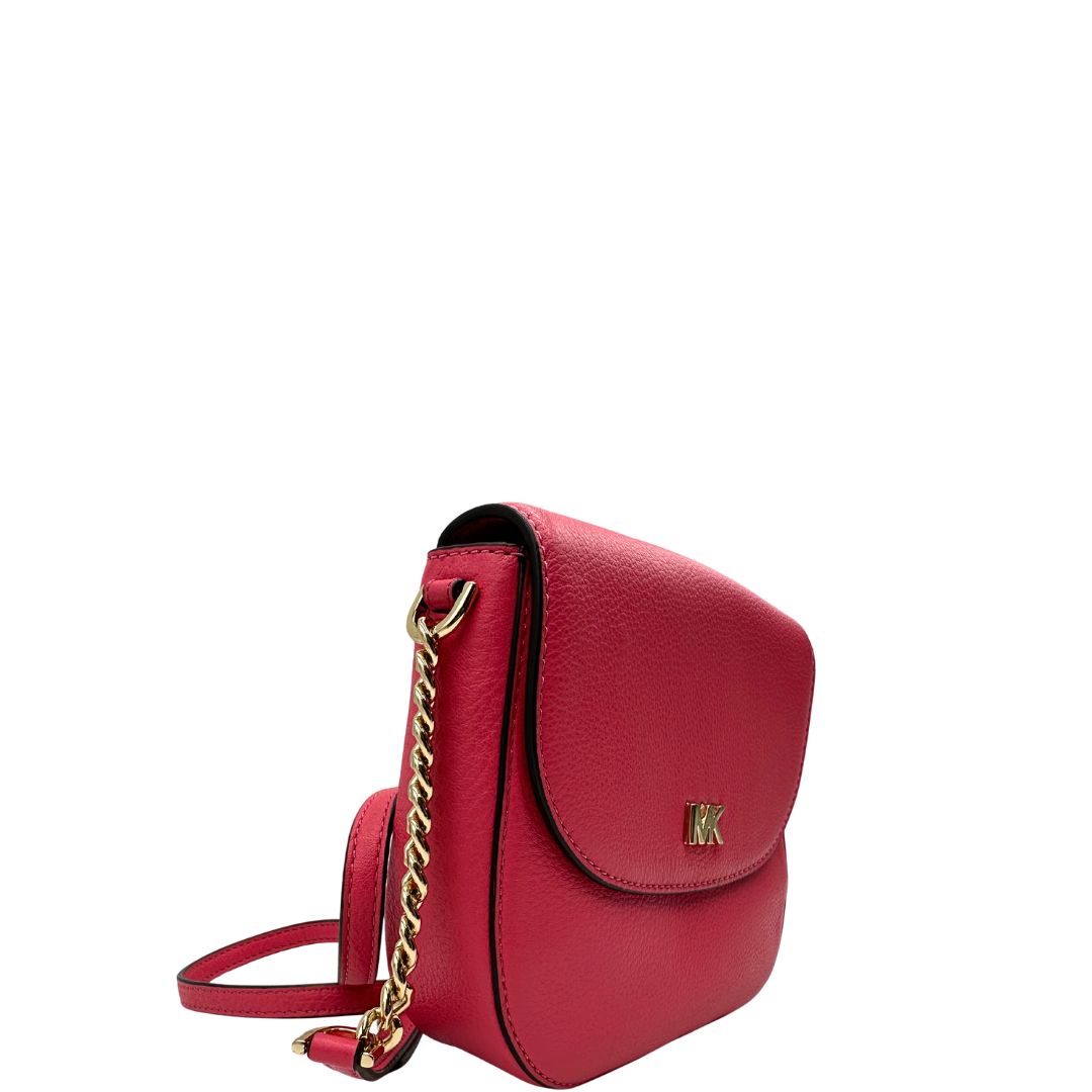 lato Borsa MK in pelle fucsia con parti metalliche dorate; munita di una tracolla in catena e pelle regolabile e mini logo sul front. Completa di dustbag, di lusso, eccellenti condizioni, usata. 