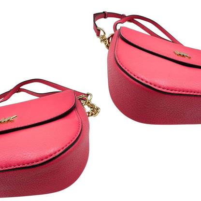 angoli Borsa MK in pelle fucsia con parti metalliche dorate; munita di una tracolla in catena e pelle regolabile e mini logo sul front. Completa di dustbag, di lusso, eccellenti condizioni, usata. 