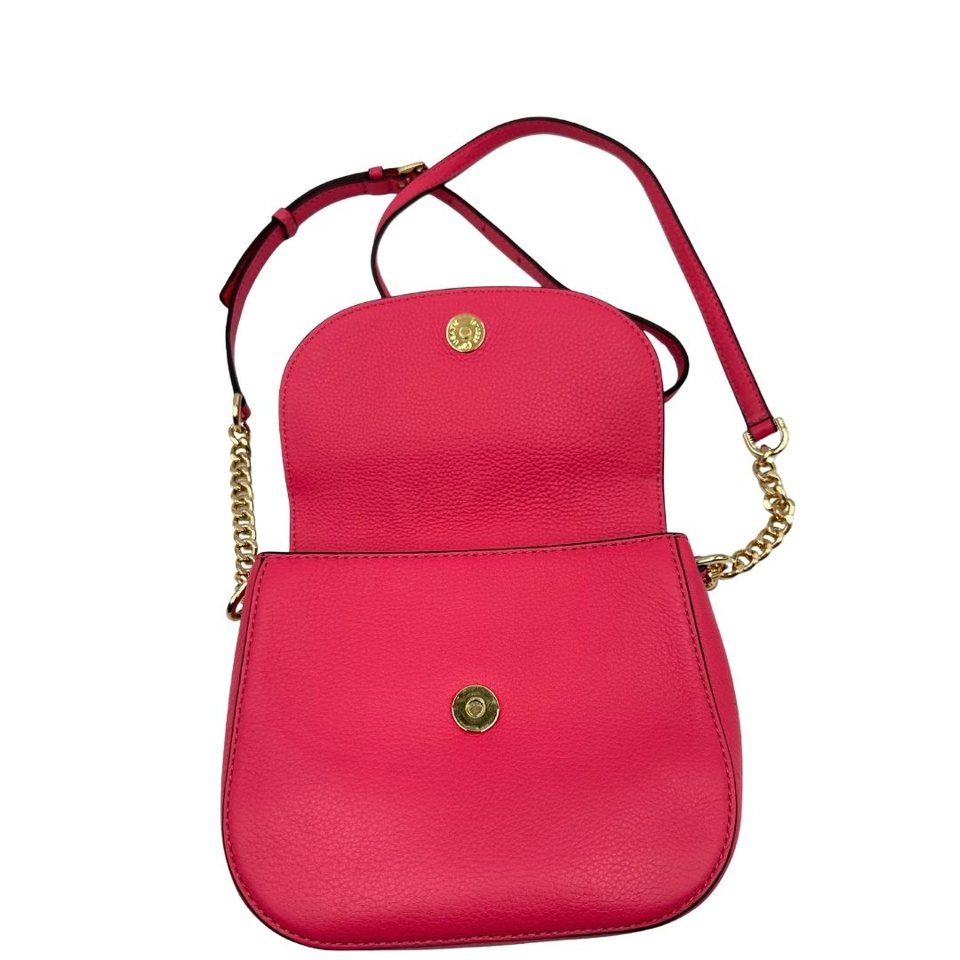 interno Borsa MK in pelle fucsia con parti metalliche dorate; munita di una tracolla in catena e pelle regolabile e mini logo sul front. Completa di dustbag, di lusso, eccellenti condizioni, usata. 