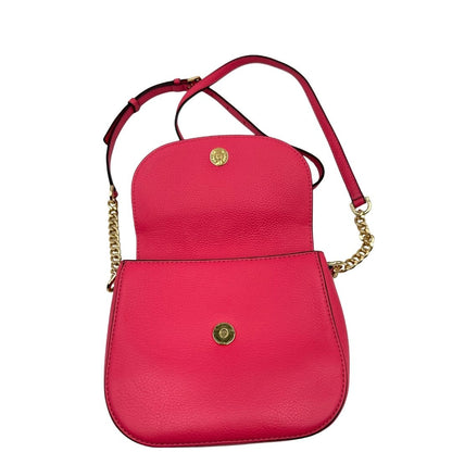 interno Borsa MK in pelle fucsia con parti metalliche dorate; munita di una tracolla in catena e pelle regolabile e mini logo sul front. Completa di dustbag, di lusso, eccellenti condizioni, usata. 