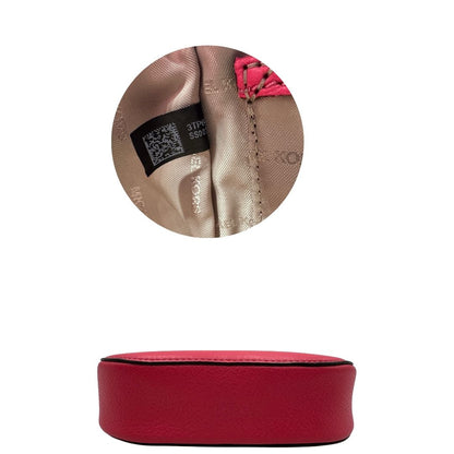 base Borsa MK in pelle fucsia con parti metalliche dorate; munita di una tracolla in catena e pelle regolabile e mini logo sul front. Completa di dustbag, di lusso, eccellenti condizioni, usata. 