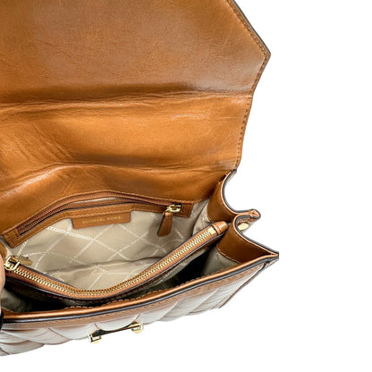 Interno di una Borsa Michael Kors in pelle color cuoio con parti metalliche dorate; munita di una tracolla in catena scorrevole con spallaccio in pelle. Indossabile a tracolla oppure a spalla. Originale, usata, di lusso, in ottime condizioni.