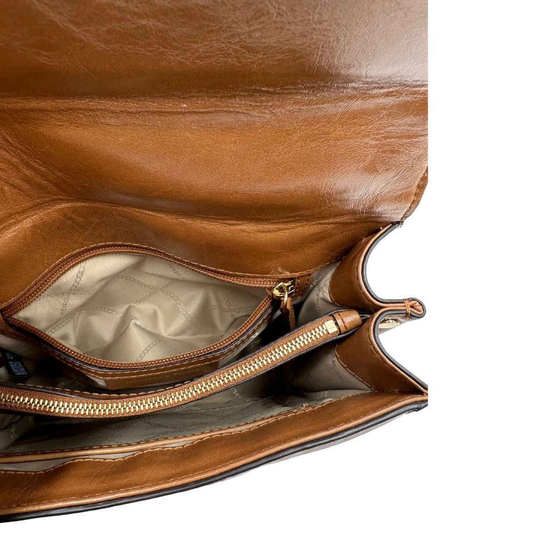 Interno di una Borsa Michael Kors in pelle color cuoio con parti metalliche dorate; munita di una tracolla in catena scorrevole con spallaccio in pelle. Indossabile a tracolla oppure a spalla. Originale, usata, di lusso, in ottime condizioni.
